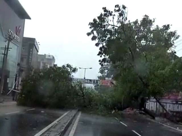 विशाखापट्टनम में बिगड़ने लगे हालात