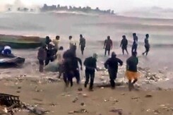 विशाखापट्टनम तट से टकराया हुदहुद तूफान विशाखापट्टनम तट से टकराया हुदहुद तूफान