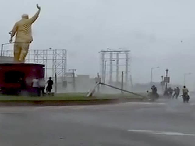 Video : 'हुदहुद' तूफान से आंध्र प्रदेश बेहाल