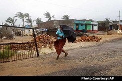 हुदहुद तूफान की चपेट में पूरा पूर्वी तट हुदहुद तूफान की चपेट में पूरा पूर्वी तट