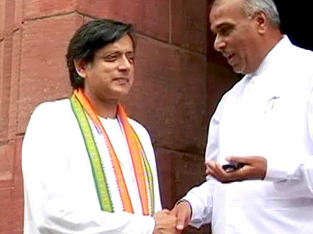 कांग्रेस के प्रवक्ता पद से हटाए गए शशि थरूर