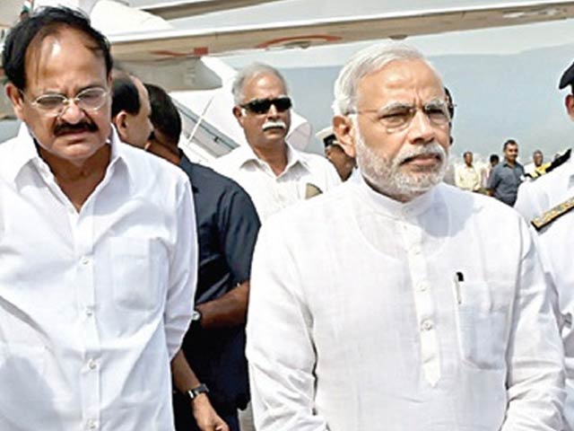 Video : Cyclone Hudhud: PM Modi in Visakhapatnam for Aerial Survey