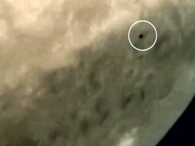 मंगलयान ने भेजी लाल ग्रह के चंद्रमा की पहली तस्वीर