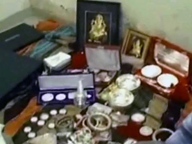 Videos : इंदौर में असिस्टेंट एक्साइज कमिश्नर के घर छापा