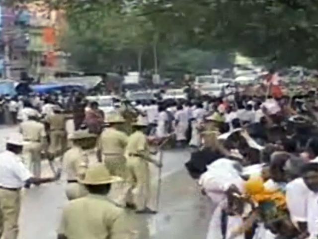 Videos : जयललिता को देखने के लिए उमड़े समर्थक, लाठीचार्ज हुआ