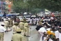 जयललिता को देखने के लिए उमड़े समर्थक, लाठीचार्ज हुआ जयललिता को देखने के लिए उमड़े समर्थक, लाठीचार्ज हुआ