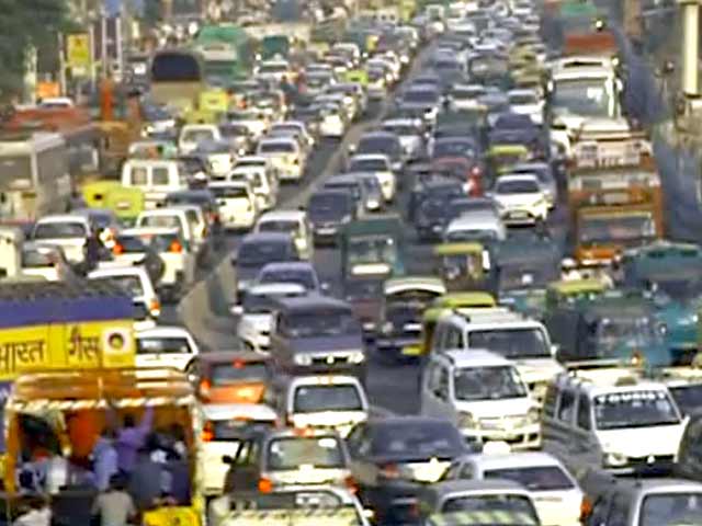 Videos : दिल्ली में दिवाली की खरीदारी के लिए उमड़ी भीड़, ट्रैफिक जाम