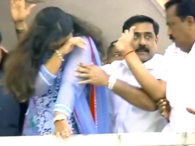 जीत के बाद फफक-फफककर रो पड़ीं पंकजा मुंडे