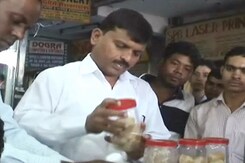 त्योहारी सीजन में मिलावट पकड़ने के लिए छापेमारी त्योहारी सीजन में मिलावट पकड़ने के लिए छापेमारी