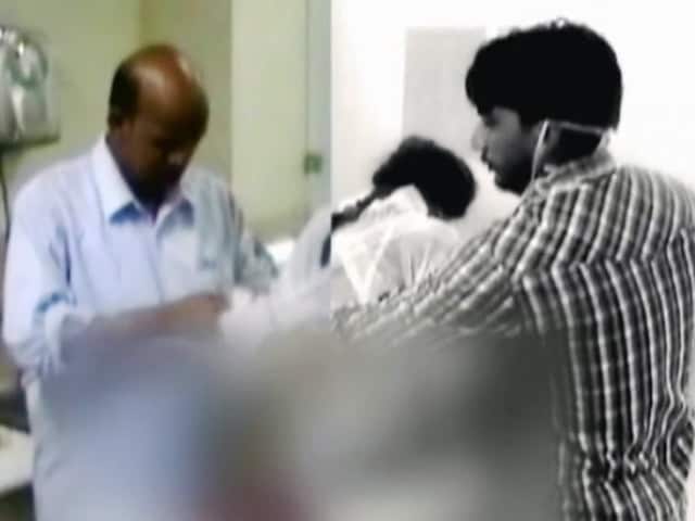 Videos : नोएडा के अस्पताल में सफाईकर्मी कर रहे हैं इलाज