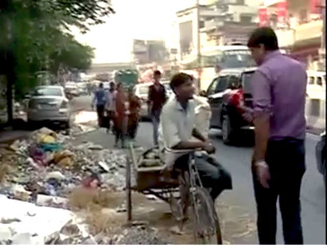 महिपालपुर : स्वच्छ भारत अभियान का पोस्टर और कूड़ा महिपालपुर : स्वच्छ भारत अभियान का पोस्टर और कूड़ा