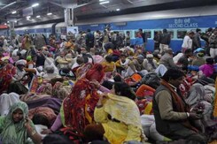 ट्रेनों में भारी भीड़, टॉयलेट में बैठकर जाने को मजबूर लोग ट्रेनों में भारी भीड़, टॉयलेट में बैठकर जाने को मजबूर लोग