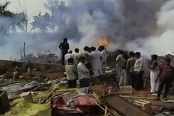 दिल्ली के शास्त्री पार्क में आग से कई झुग्गियां खाक दिल्ली के शास्त्री पार्क में आग से कई झुग्गियां खाक