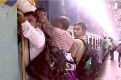 बोगियों में ठुंसे लोग दिखाने से एनडीटीवी रिपोर्टर को रोका बोगियों में ठुंसे लोग दिखाने से एनडीटीवी रिपोर्टर को रोका
