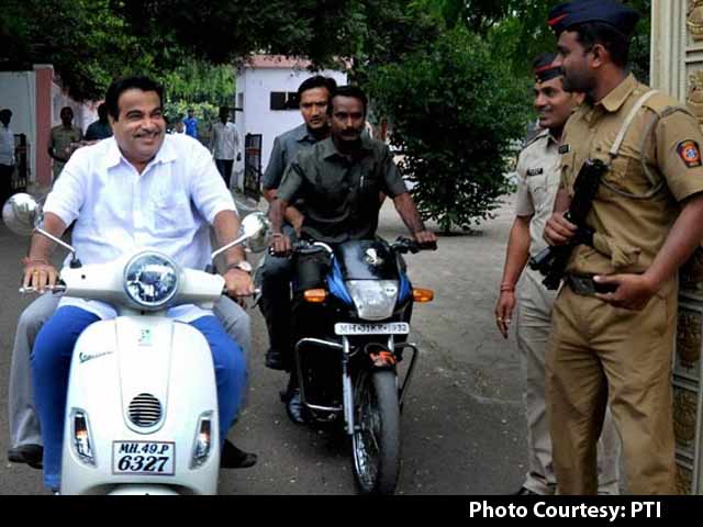 Video : Transport Minister Nitin Gadkari Rides A Scooter, Courts Controversy