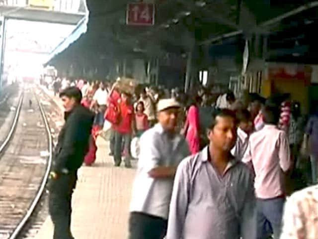 Video : ट्रेन में चढ़ने के दौरान मुसाफिर की गई जान