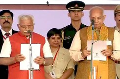 मनोहर लाल खट्टर ने हरियाणा के सीएम के रूप में शपथ ली मनोहर लाल खट्टर ने हरियाणा के सीएम के रूप में शपथ ली