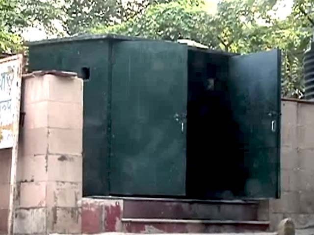 दिल्ली के दो बायो टॉयलेट्स का हाल