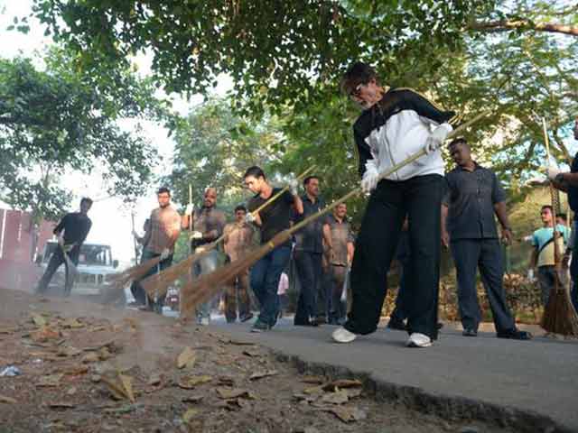 Amitabh Bachchan Joins <i>Swachh Bharat Abhiyan</i>