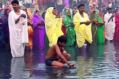 छठ पूजा : पानी में नहीं, कीचड़ में देना पड़ा अर्घ्य छठ पूजा : पानी में नहीं, कीचड़ में देना पड़ा अर्घ्य