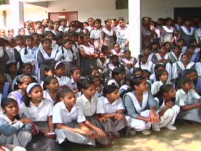 लखनऊ : 1300 बच्चों के स्कूल में शौचालय नदारद