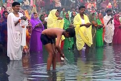 दिल्ली : छठ पर भी साफ नहीं हुए घाट दिल्ली : छठ पर भी साफ नहीं हुए घाट