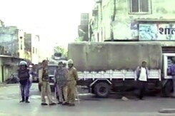 उज्जैन में भीड़ ने किया पथराव, कलेक्टर समेत तीन अफसर घायल उज्जैन में भीड़ ने किया पथराव, कलेक्टर समेत तीन अफसर घायल