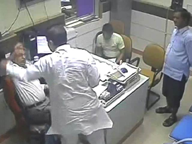 सीसीटीवी कैमरे में कैद हुई आप के नेता की दबंगई