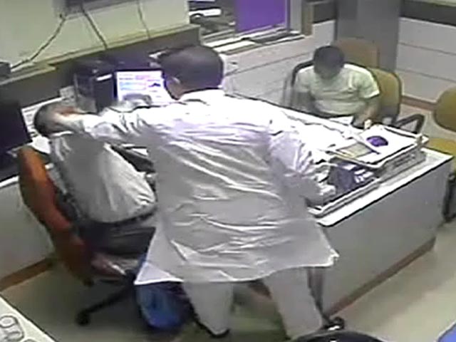 बैंक मैनेजर से बदसलूकी करने वाले 'आप' नेता पर केस दर्ज