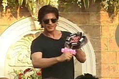 <i>Happy</i> SRK Greets Fans on Birthday <i>Happy</i> SRK Greets Fans on Birthday