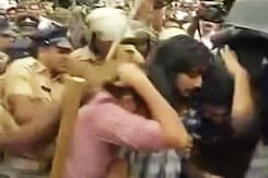 'किस ऑफ लव' के प्रदर्शनकारी हिरासत में 'किस ऑफ लव' के प्रदर्शनकारी हिरासत में
