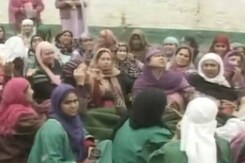 बडगाम : सुरक्षाबलों की गोली से दो की मौत के बाद तनाव बडगाम : सुरक्षाबलों की गोली से दो की मौत के बाद तनाव