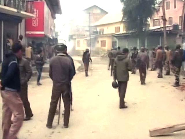 Locals, Security Personnel Clash in J&K's Nowgam After Death of Civilians in Army Firing