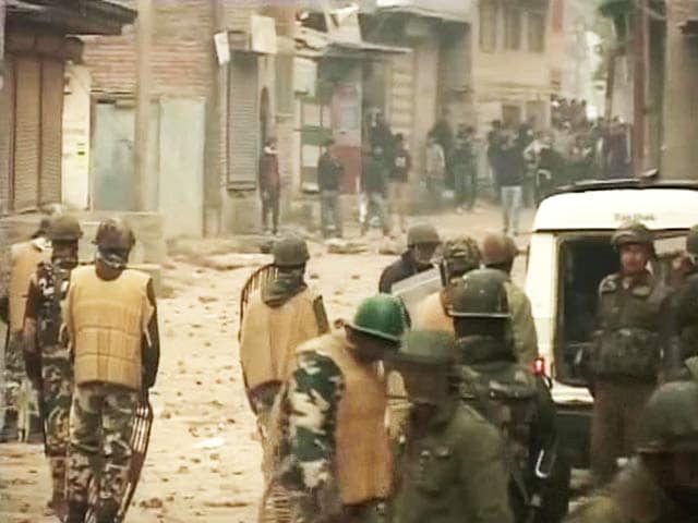 Video : Locals, Security Personnel Clash in Nowgam After Death of Civilians in Army Firing in J&K