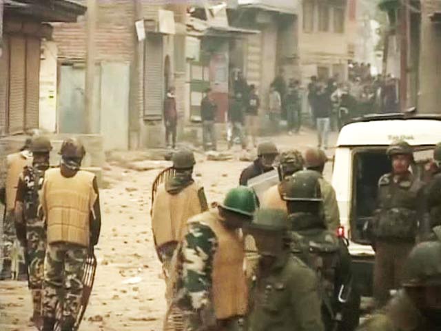 Locals, Security Personnel Clash in Nowgam After Death of Civilians in Army Firing in J&K