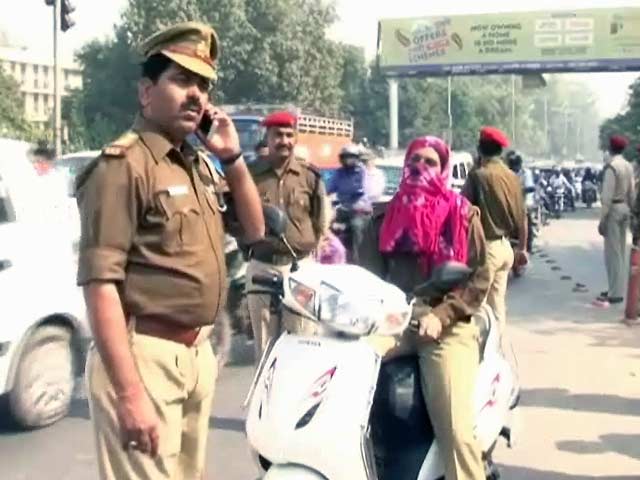 Videos : बिना हेल्मेट के गाड़ी चला रही महिला कांस्टेबल ने किया हंगामा