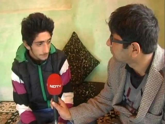 This 15-Year-Old Crawled Through a Field to Escape Army Bullets