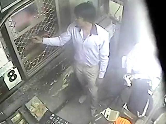 Video : कैमरे में कैद : पलवल में टोल प्लाजा पर तोड़फोड़, कैश लूटकर भागे