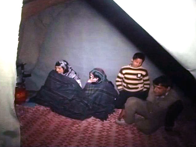 A Few Blankets and a Temporary Shelter is All These Flood-Hit Victims Have in Freezing Kashmir
