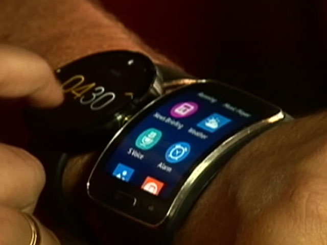 Battle of the Smartwatches: Moto 360 vs. Samsung Gear S