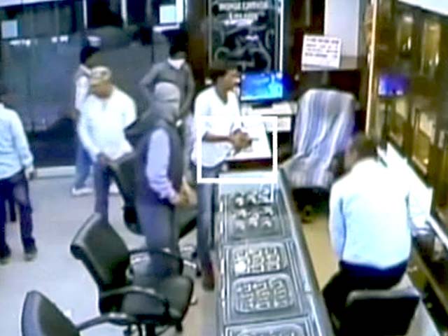 कैमरे में कैद : झारखंड में बंदूक की नोंक पर ज्वैलरी की दुकान में लूट कैमरे में कैद : झारखंड में बंदूक की नोंक पर ज्वैलरी की दुकान में लूट