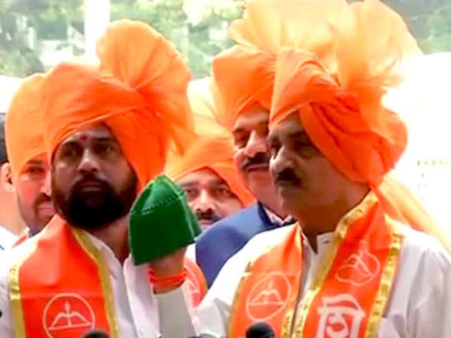 Videos : महाराष्ट्र विधानसभा में विपक्ष की सीटों पर बैठे शिवसेना विधायक