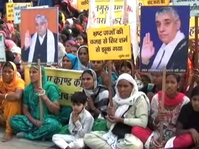 Video : Supporters of Murder-Accused 'Godman' in Haryana Hold Police to Ransom