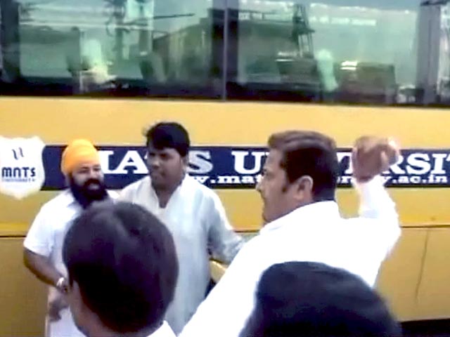 बिलासपुर में नसबंदी के बाद हुई मौतों के विरोध में प्रदर्शन, तोड़फोड़