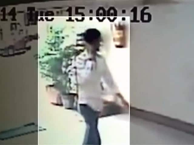 Videos : कैमरे में कैद : महिला का हत्यारा