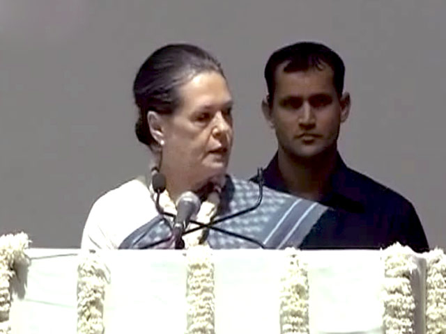 नेहरू की विरासत को नष्ट करने कोशिश हो रही है : सोनिया गांधी नेहरू की विरासत को नष्ट करने कोशिश हो रही है : सोनिया गांधी