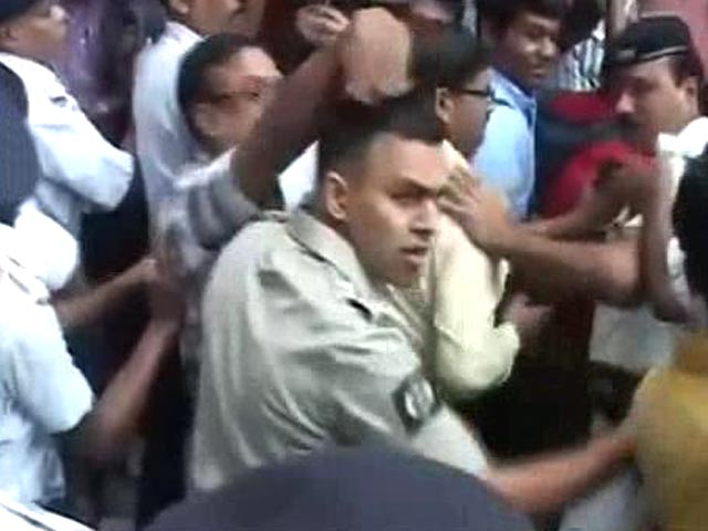 Journalists Waiting for Kunal Ghosh Lathicharged at Kolkata Hospital