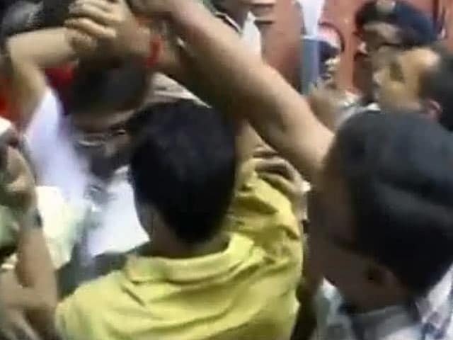 कोलकाता के अस्पताल में कुणाल घोष की तस्वीरें ले रहे मीडियाकर्मियों पर लाठीचार्ज