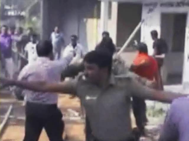 Videos : बंगाल में टीएमसी-कांग्रेस कार्यकर्ता भिड़े, जमकर चले पत्थर
