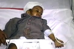 पटरी पर पड़ी मिली इस मासूम को है मां-बाप का इंतजार पटरी पर पड़ी मिली इस मासूम को है मां-बाप का इंतजार